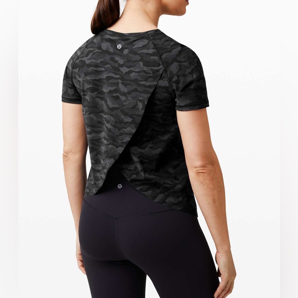 🍋 Lululemon Quick Pace Short Sleeve Shirt in Black Camo Print